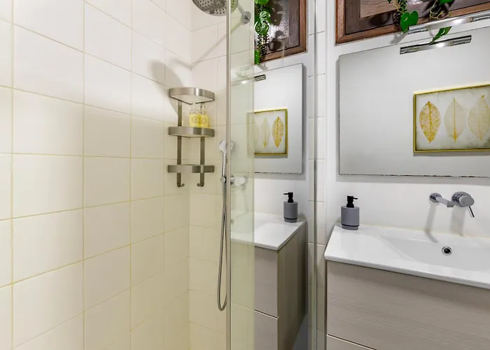 Апартаменты Cosy Remodeled In The Center *